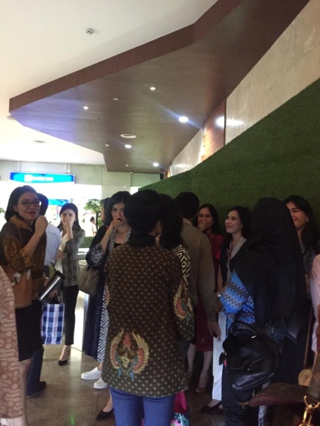 Para pramugari Garuda Indonesia yang tergabung dalam IKAGI pimpinan Zaenal Muttaqin berbaju batik kumpul di Kementerian BUMN, Jakarta, Senin (9/12). Foto: Ema Fitriyani/kumparan