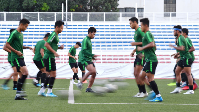 Timnas U-23 Indonesia melakukan pemanasan sebelum berlatih di Stadion Rizal Memorial, Manila, Filipina. Foto: ANTARA FOTO/Sigid Kurniawan