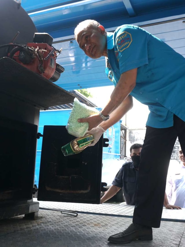 Kepala BNN Heru Winarko, saat memusnahkan barang bukti sabu dan ekstasi jaringan Aceh-Jakarta di Kantor BNN Jakarta, Senin (9/12). Foto: Iqbal Firdaus/kumparan