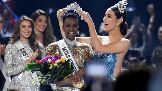 Miss Universe 2018 Catriona Gray dari Filipina memahkotai Miss Universe 2019 Zozibini Tunzi asal Afrika Selatan, di Tyler Perry Studios di Atlanta, Georgia. Foto: AFP/VALERIE MACON