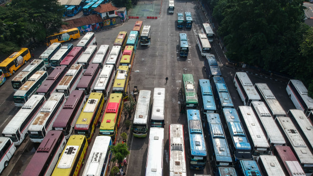 Foto udara antrean bus di Terminal Leuwipanjang, Bandung. Foto: ANTARA FOTO/Raisan Al Farisi