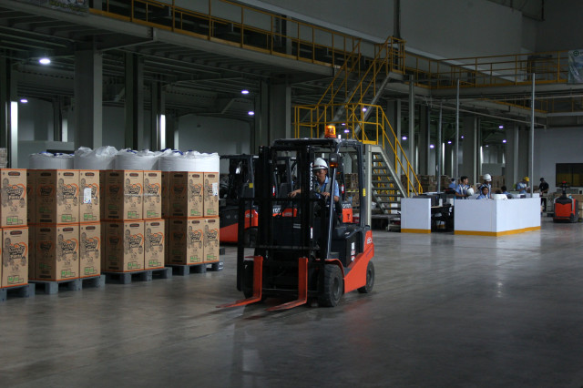 Pekerja melakukan proses produksi di pabrik baru PT Softex Indonesia di Teluk Jambe, Karawang. Foto: Nugroho Sejati/kumparan