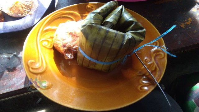 Nasi Gulung Wonocolo, makanan khas di objek wisata Geo Heritage (Geopark) Teksas Wonocolo, Desa Wonocolo Kecamatan Kedewan Kabupaen Bojonegoro.