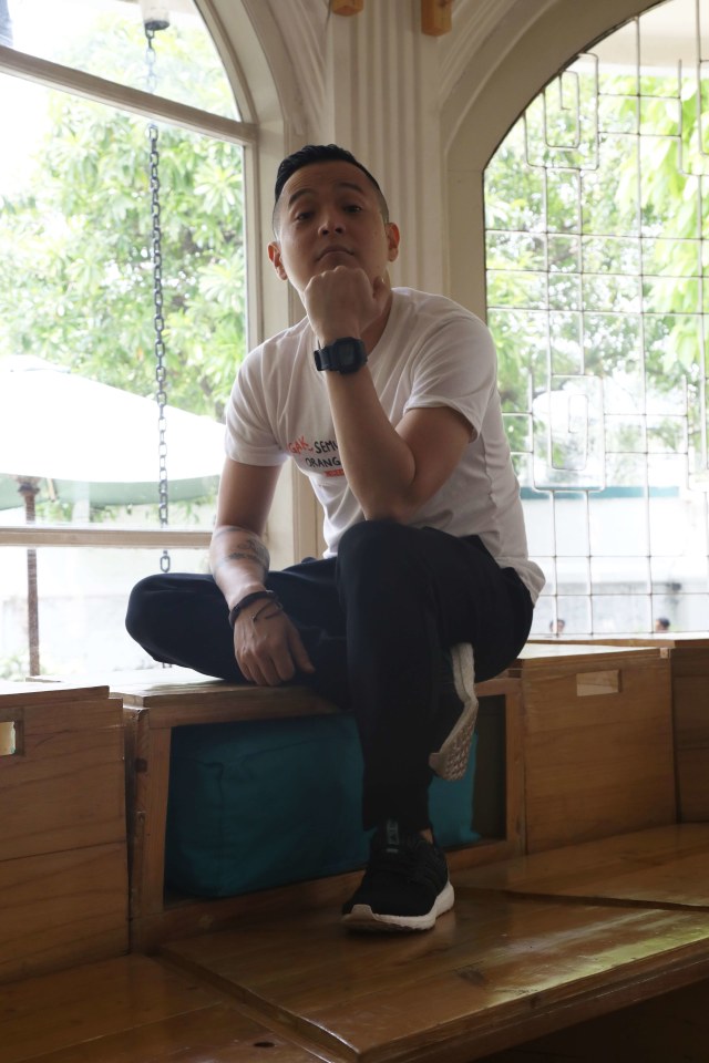 Sutradara film Imperfect Ernest Prakasa saat berkunjung ke kantor kumparan, Senin (9/12). Foto: Faisal Rahman/kumparan