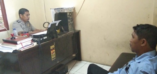 Salah satu penasehat hukum sedang membuat laporan polisi di Polres Sorong, foto: Ana