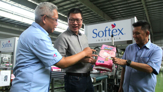 Hendra Setiawan (tengah), Direktur Utama PT Softex Indonesia. Foto: Nugroho Sejati/kumparan