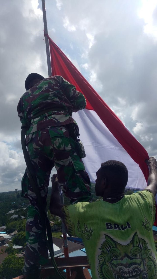 TNI AD kibarkan Merah Putih di Tower Setinggi 30 Meter di Asmat, Papua. Foto: Dok. Dispen AD
