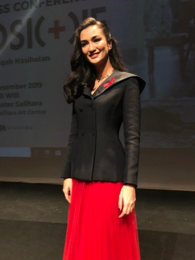 Atiqah Hasiholan menghadiri konferensi pers film pendek 'Positif' di Teater Salihara, Pasar Minggu, Jakarta Selatan, Senin (9/12). Foto: DN. Mustika Sari/kumparan