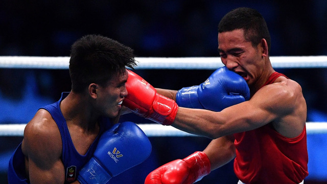 Atlet tinju Indonesia bertarung di SEA Games 2019. Foto: ANTARA FOTO/Sigid Kurniawan