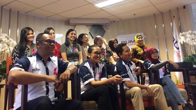 Konferensi pers para awak kabin yang tergabung dalam IKAGI kubu Zaenal Muttaqin usai bertemu Menteri BUMN Erick Thohir di Kementerian BUMN, Senin (9/12). Foto: Ema Fitriyani/kumparan