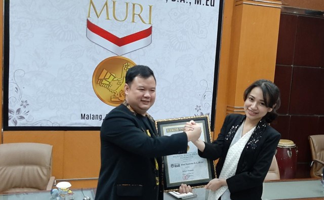 TERMUDA. Risa Santoso, rektor Institut Teknologi dan Bisnis (ITB) ASIA Malang akhirnya resmi ditetapkan oleh MURI sebagai rektor termuda Senin (9/12/2019). (Foto: Rezza Do'a/Tugumalang.id)