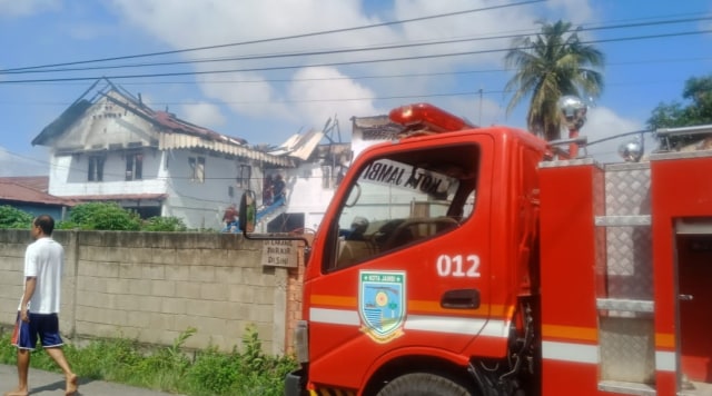 Rumah dan Masjib dibelakang Mapolda Jambi terbakar. Foto: Bahara Jati