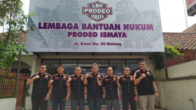 Para petinggi LBH Prodeo Ismaya Indonesia saat foto bersama di depan kantor mereka di kawasan elit Jalan Kawi Nomor 29, Kota malang. Foto-foto dokumen.