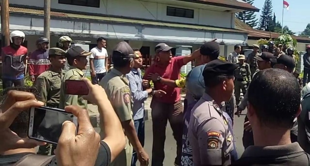 Mantan Kapolres Manggarai (Baju merah topi hitam) saat sedang mencegat aksi demonstrasi yang berlangsung saat memperingati Hari Anti Korupsi, Snein (09/12/2019). 