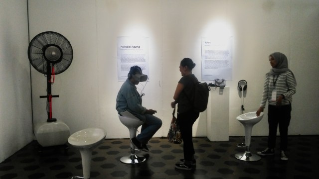 Salah satu pengunjung FFD 2019 menjajal film dokumenter yang dikemas dalam medium Virtual Reality. Foto : Widi Erha