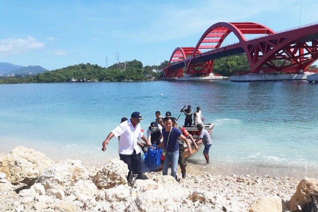 Saat proses evakuasi sosok mayat yang ditemukan di bawah Jembatan Youtefa, Kota Jayapura-Foto dok Polres Jayapura Kota