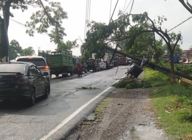 Angin Puting Beliung Mengamuk di Jalan Jalan Akses Suramadu
