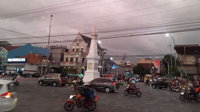 Suasana Tugu Jogja pada Senin, (9/12). Foto: Arfiansyah Panji Purnandaru/kumparan 