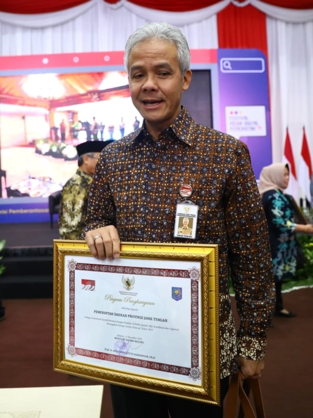 Gubernur Jawa Tengah Ganjar Pranowo menerima penghargaan sistem pencegahan korupsi terbaik di Hakordia 2019. Foto: Dok. Humas Pemprov Jawa Tengah