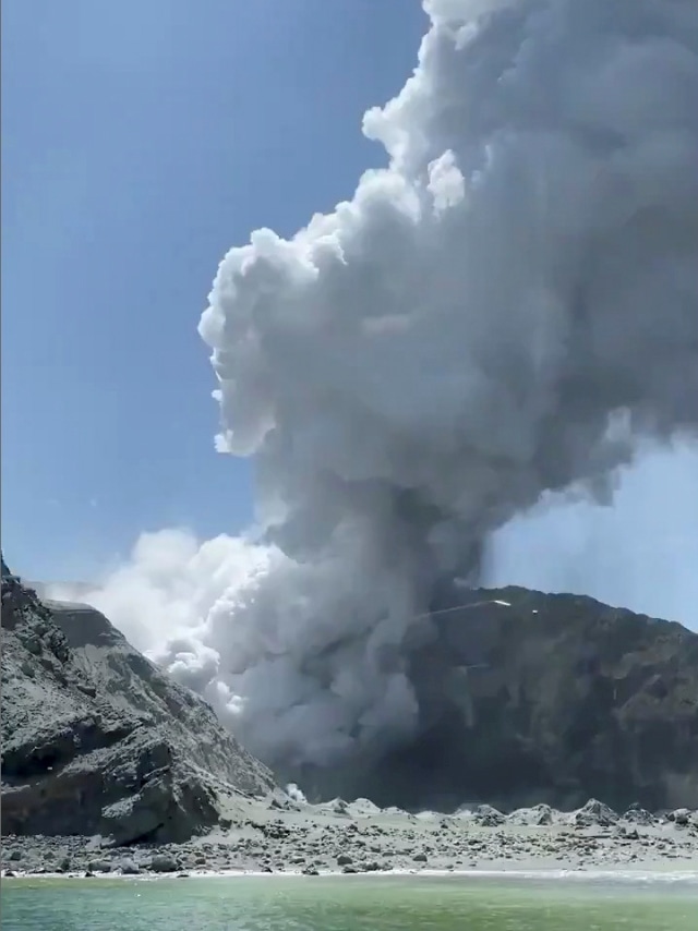 Kepulan abu vulkanik dari gunung berapi Selandia Baru di Pulau Putih, Selandia Baru, Senin (9/12). 
 Foto: REUTERS 