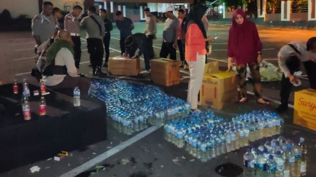 Polda Maluku Utara saat mengamankan 1.091 Botol Miras yang dibawa dari Sulewesi Utara ke Ternate. Foto: Istimewa