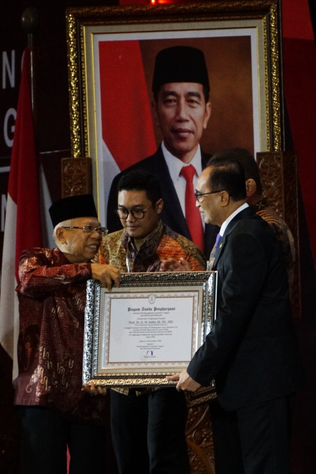 Wakil Presiden Ma'ruf Amin memberikan piagam Apresiasi dan Penganugerahan Zona Integritas Menuju WBK/WBBM Tahun 2019. Foto: Jamal Ramadhan/kumparan