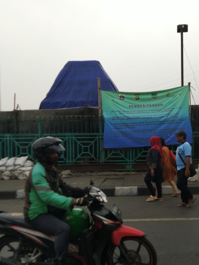 Suasana trotoar di Pasar Senen, Jakarta Pusat, Selasa (10/12).  Foto: Fachrul Irwinsyah/kumparan