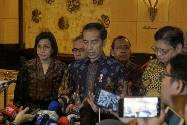 Presiden Joko Widodo usai menghadiri acara Rapat Koordinasi Nasional Tim Percepatan Akses Keuangan Daerah dan Silaturahmi Nasional Bank Wakaf Mikro di Senayan. Foto: Helmi Afandi Abdullah/kumparan
