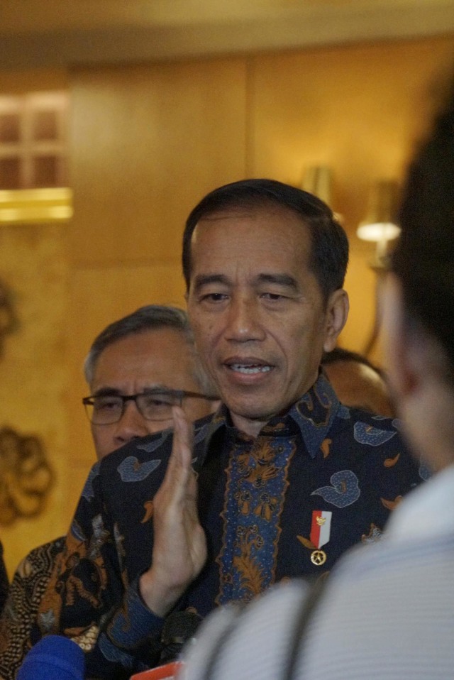 Presiden Joko Widodo usai menghadiri acara Rapat Koordinasi Nasional Tim Percepatan Akses Keuangan Daerah dan Silaturahmi Nasional Bank Wakaf Mikro di Senayan. Foto: Helmi Afandi Abdullah/kumparan