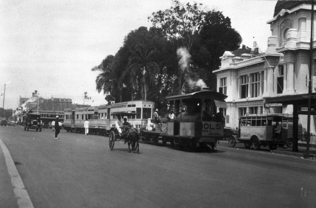 Satu rangkaian trem sedang berjalan di jalanan Batavia /Dok: indearchipel