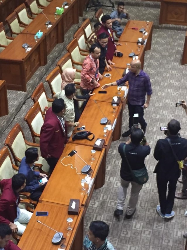 Audiensi Amnesty Internasional, Kontras, keluarga Randi dan Yusuf Qardhaqi dengan Komisi III DPR RI di Kompleks Senayan, Jakarta.  Foto: Rafyq Panjaitan/kumparan 