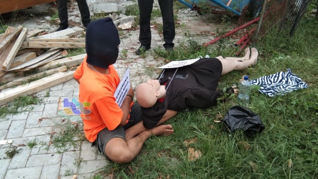 Tersangka ANS (19) saat memperagakan sejumlah adegan dalam pra-rekonstruksi di Mapolres Bojonegoro. Selasa (10/12/2019).