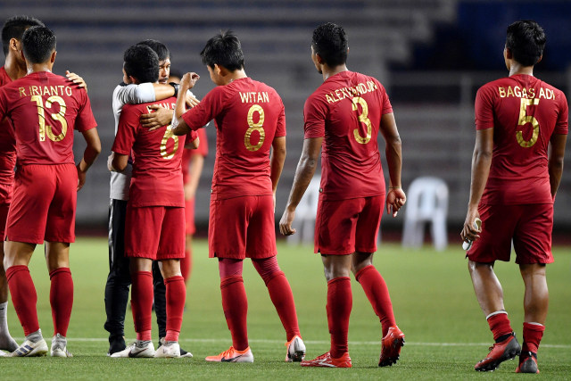 Pelatih timnas U-23 Indonesia Inda Sjafri memeluk para pemain timnas U-23 usai lolos ke babak final SEA Games 2019 di Stadion Rizal Memorial, Filipina.  Foto: ANTARA FOTO/Sigid Kurniawan