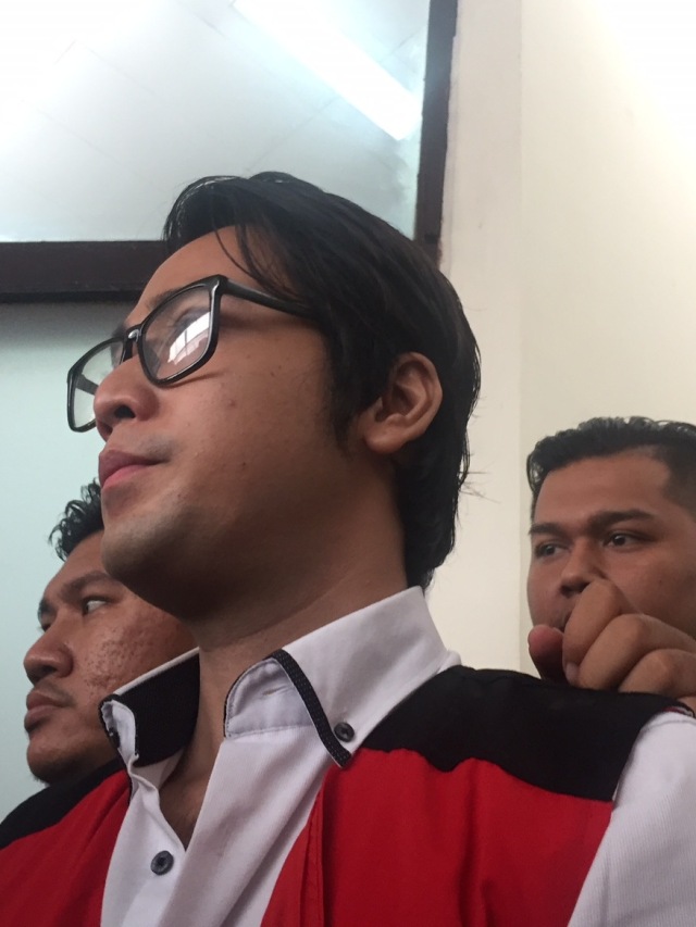 Kriss Hatta bersiap menjalani sidang putusan di Pengadilan Negeri Jakarta Selatan, Selasa (10/12)
 Foto: Giovanni/kumparan 