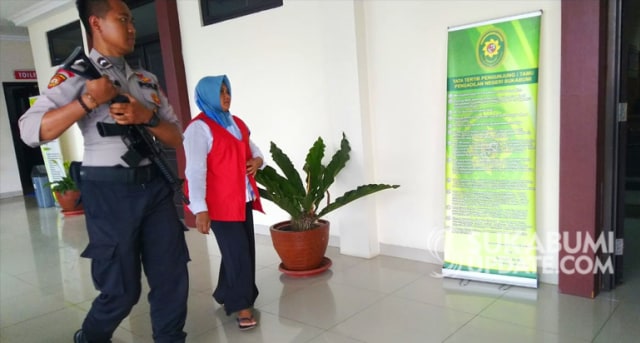 Sri Rahayu alias Yuyu, pelaku pembunuhan anak angkat dan inses dengan anak kandung di Pengadilan Negeri Sukabumi, Selasa (10/12/2019). | Sumber Foto:Oksa BC