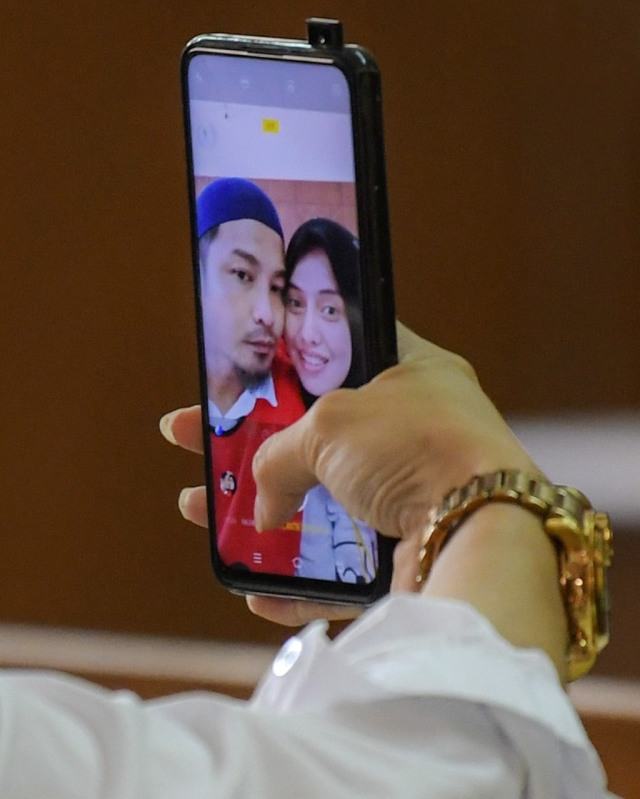 Terdakwa kasus tindak pidana narkoba Zulkifli alias Zul zivilia dan istrinya berswafoto sebelum menjalani sidang tuntutan di Pengadilan Negeri Jakarta Utara. Foto: ANTARA FOTO/Nova Wahyudi