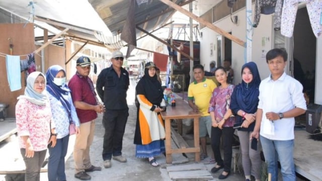 Anggota Komisi 1 DPRD Kabupaten Sigi saat meninjau pengungsi yang ada di Huntara Desa Bangga, Kecamatan Dolo Selatan. Foto: Istimewa