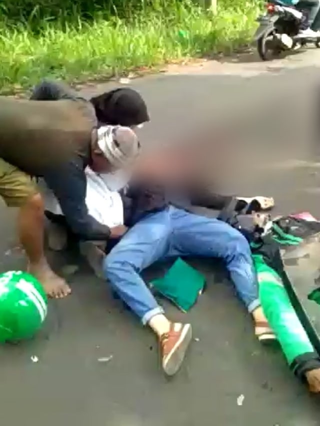 Ojol tertabrak pajero di punclut lembang, Selasa (10/12). 