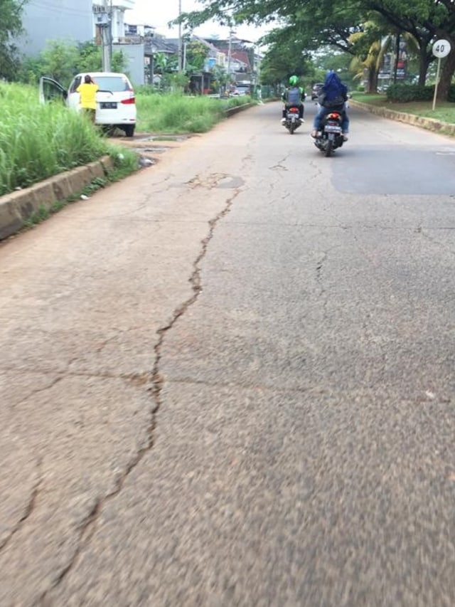 Suasana jalan rusak di kawasan GDC, Depok, Jawa Barat. Foto: Abyan Faisal Putratama/kumparan 