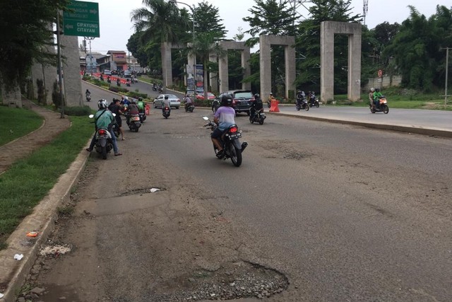Suasana jalan rusak di kawasan GDC, Depok, Jawa Barat. Foto: Abyan Faisal Putratama/kumparan