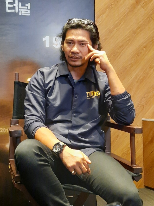 Pemain Serial Original GoPlay 'Tunnel' Donny Alamsyah di kawasan Blok M, Jakarta Selatan, Selasa (10/12).
 Foto: Maria Gabrielle Putrinda/kumparan 