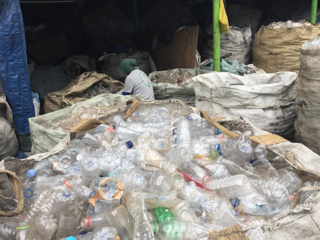 Proses daur ulang sampah botol jadi botol ramah lingkungan di Bandung, Jawa Barat. Foto: Muhammad Darisman/kumparan