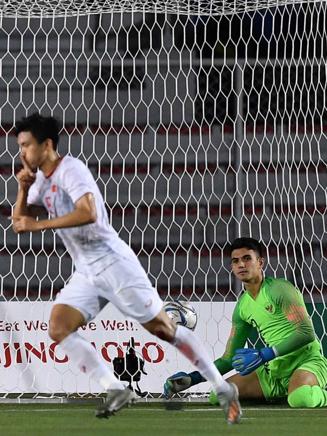 Kiper Timnas U-23 penjaga gawang Nadeo Arga Winata (kanan) saat pertandingan final sepak bola putra SEA Games 2019, Selasa (10/12) Foto: ANTARA FOTO/Sigid Kurniawan