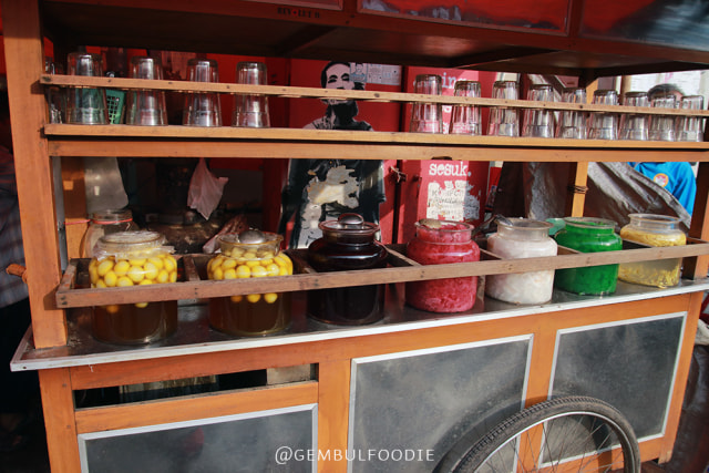 Selain bakso, Pak Teguh berjualan wedang ronde. Photo by @gembulfoodie