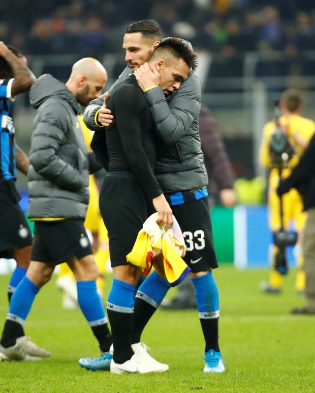 Pemain Inter Milan bersedih usai gagal lolos ke babak 16 besar Liga Champions. Foto: REUTERS/Alessandro Garofalo