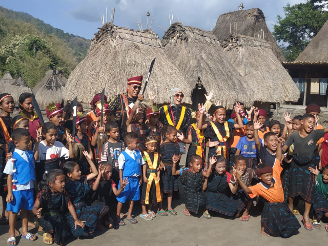 Kapolda NTT bersama anak - anak di Kampung Bena, Deaa Tiwu Riwu, Kabupaten Ngada. Foto: istimewa.