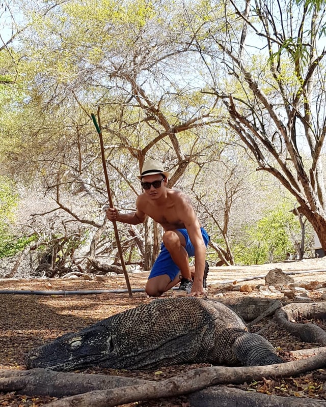 Tak lupa, Christian juga mengunjungi Pulau Rinca dan berpose dengan salah satu hewan paling purba di dunia, yaitu komodo. Foto: Instagram @csugiono