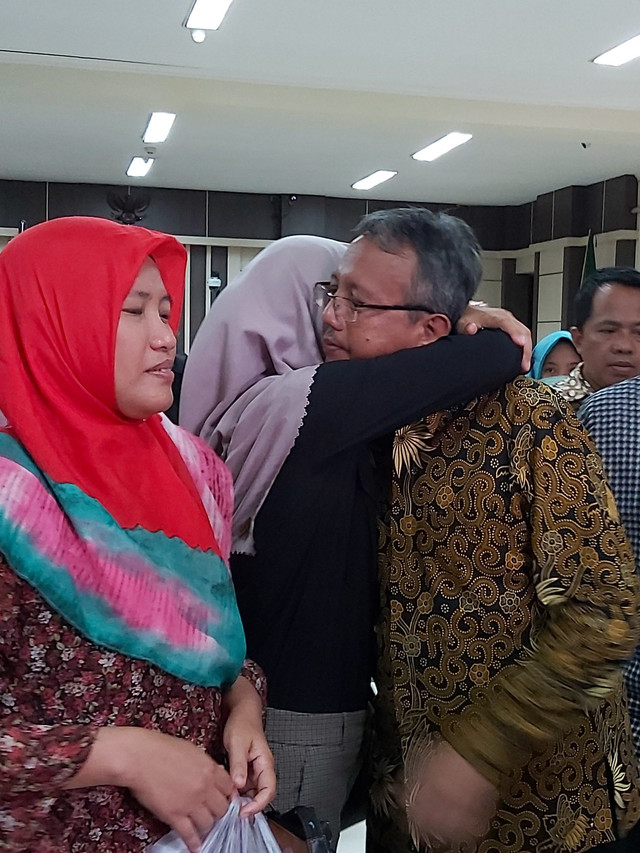 Plt Sekertaris DPPKAD Kabupaten Kudus, Akhmad Sofian dipeluk anggota keluarganya usai sidang vonis di Pengadilan Tipikor Semarang. Foto: Afiati Tsalitsati/Kumparan