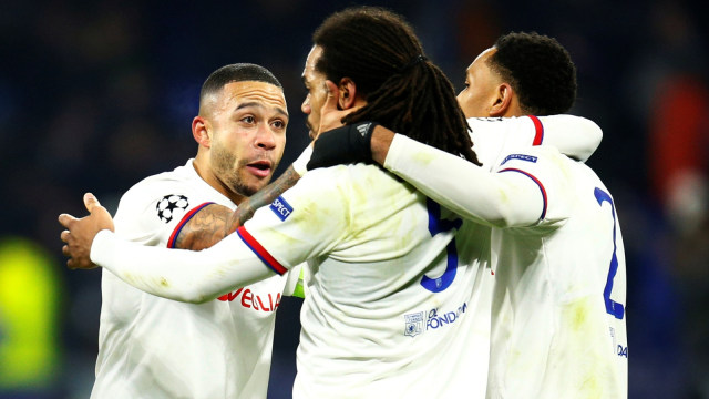 Memphis Depay merayakan kemenangan Lyon bersama Jason Denayer. Foto: Reuters/Emmanuel Foudrot