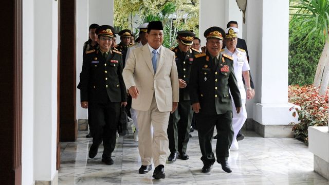 Menhan RI Prabowo Subianto dan Menhan Republik Laos Jenderal Chansamone Chanyalath di Kantor Kemhan, Jakarta, Rabu (11/12). Foto: Dok. Humas Kemhan